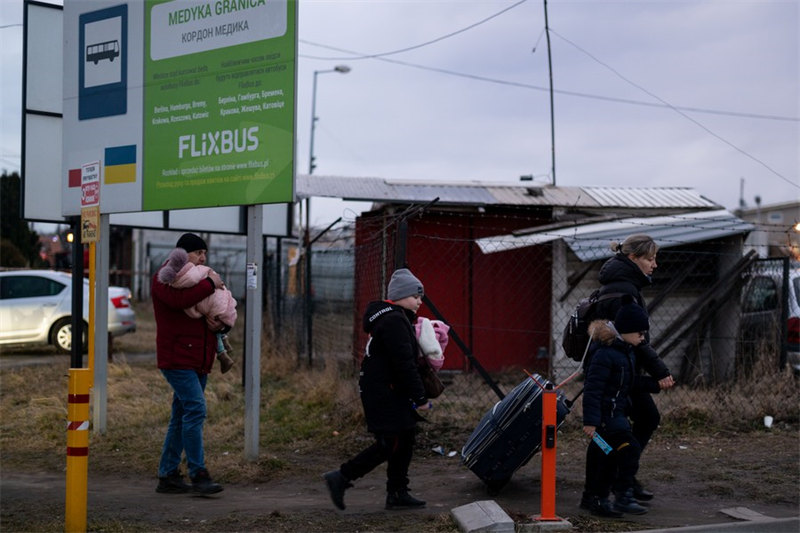 Des dizaines de milliers de réfugiés traversent la frontière polonaise pour fuir le conflit russo-ukrainien