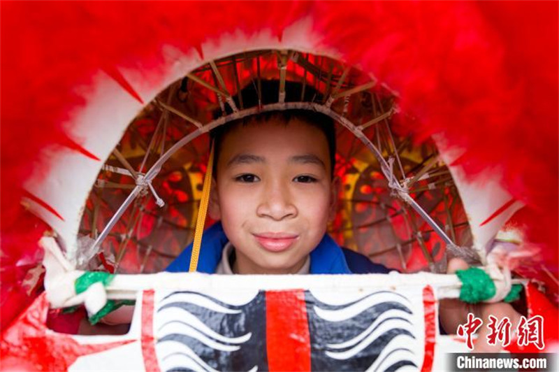 Les jeunes revitalisent la tradition de la danse du lion en Chine orientale