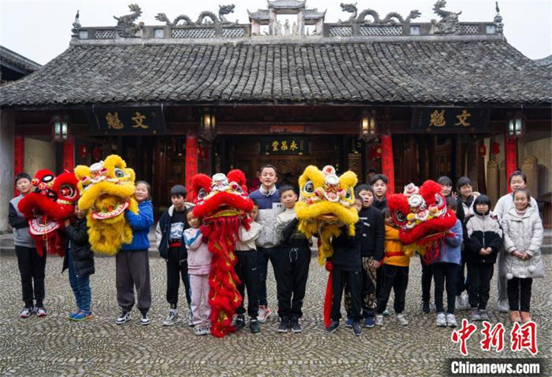 Les jeunes revitalisent la tradition de la danse du lion en Chine orientale