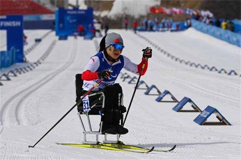 La Chinoise Yang Hongqiong décroche la médaille d'or en ski de fond longue distance assis femmes aux Jeux paralympiques de Beijing 2022