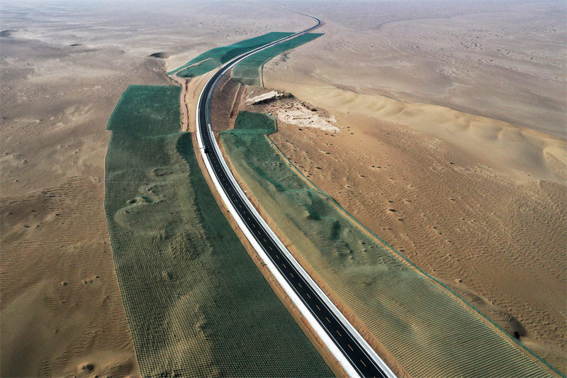 Le vaste désert du Gansu se transforme en voie de communication