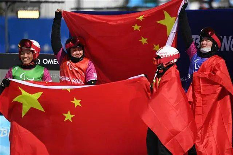 Jeux paralympiques d'hiver de Beijing : trois drapeaux chinois levés en même temps !