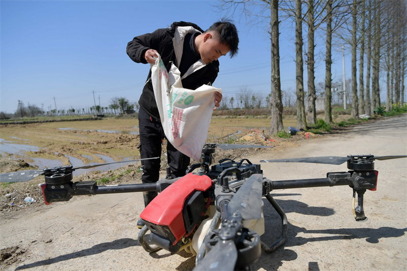 Découvrez les « labours de printemps intelligents » sur la plaine du lac Poyang