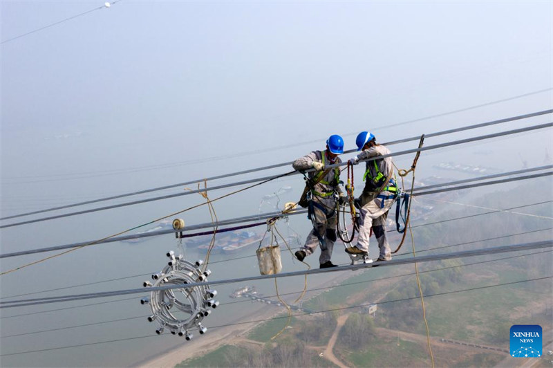 La section de l'Anhui de la ligne de transport d'électricité Baihetan-Jiangsu achevée