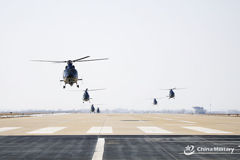Des hélicoptères effectuent un cours d'entraînement au vol