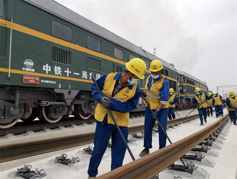L'installation des voies de premier chemin de fer maritime à grande vitesse Fuzhou-Xiamen a commencé
