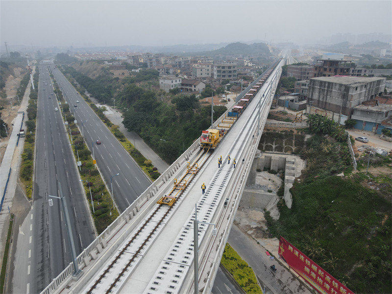 L'installation des voies de premier chemin de fer maritime à grande vitesse Fuzhou-Xiamen a commencé