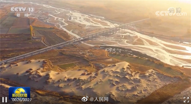 La Chine achève la construction d'un chemin de fer circulaire dans le désert du Taklamakan