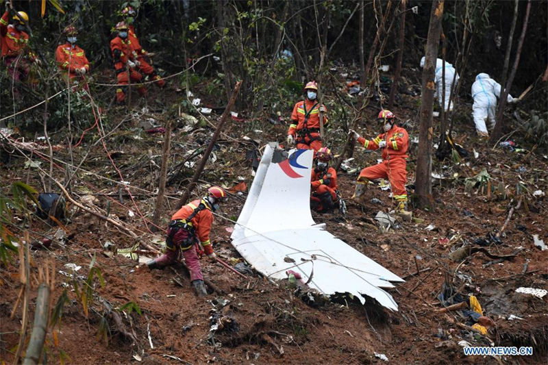 Chine : des morceaux de moteur de l'avion écrasé retrouvés