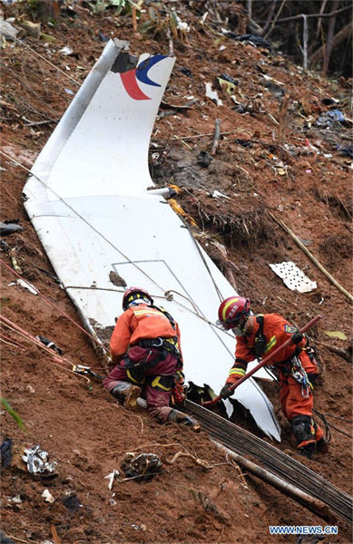 Chine : des morceaux de moteur de l'avion écrasé retrouvés