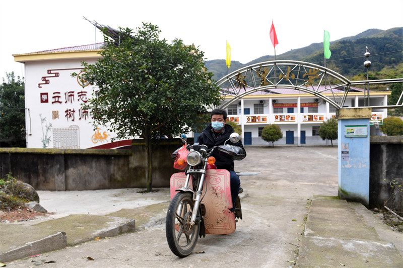Jiangxi : un enseignant « donne des cours » à moto dans les régions montagneuses de Fengcheng
