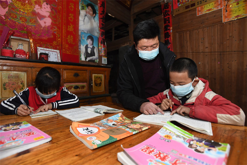 Jiangxi : un enseignant « donne des cours » à moto dans les régions montagneuses de Fengcheng