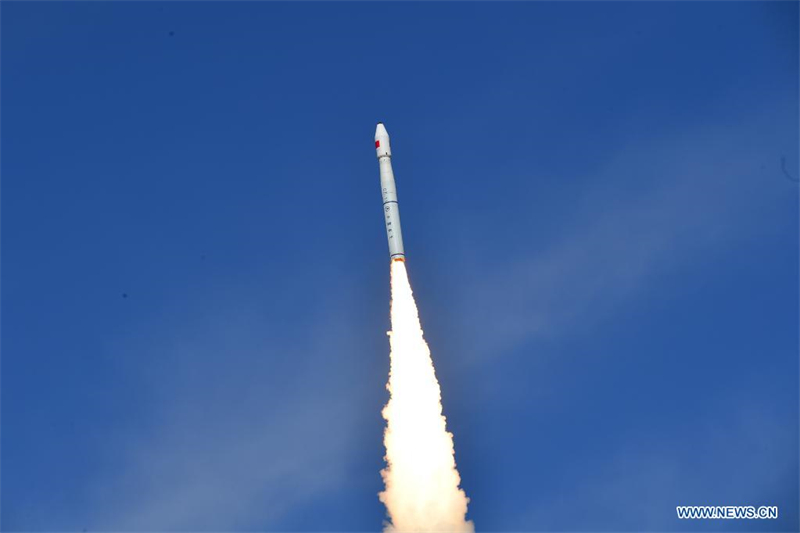 La Chine lance trois satellites