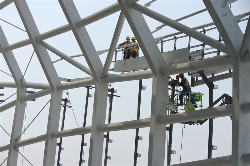 Shandong : la construction du stade de football des jeunes bat son plein à Qingdao