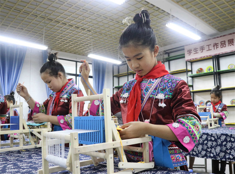Guangxi : des élèves apprennent des techniques de brocart à Liuzhou