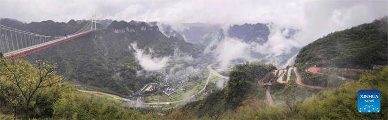 Hunan : le pont d'Aizhai devient la voie vers la prospérité pour les villageois locaux