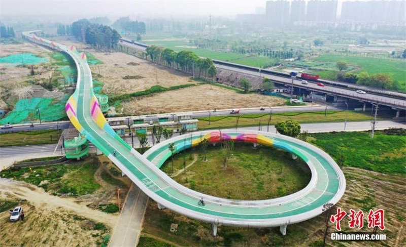 Sichuan : un pont nouvellement construit à Chengdu attire les visiteurs