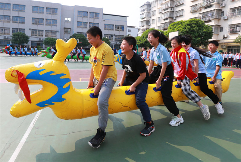 Guangxi : les sports typiques entrent sur le campus à Gongcheng