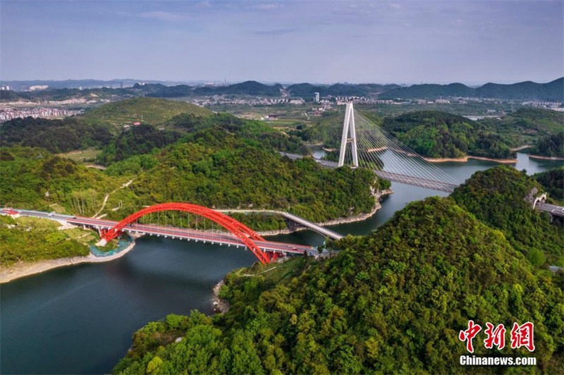 Le premier pont routier « en anse de panier » de la province du Guizhou a remporté le « prix Nobel des ponts »   