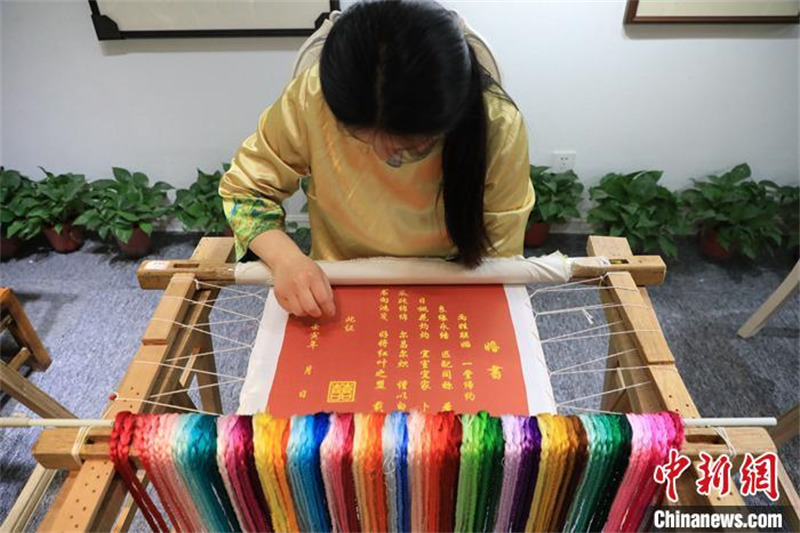 Des aiguilles et fils semblant voler : la technique du Patrimoine culturel immatériel de la broderie Bian de Kaifeng