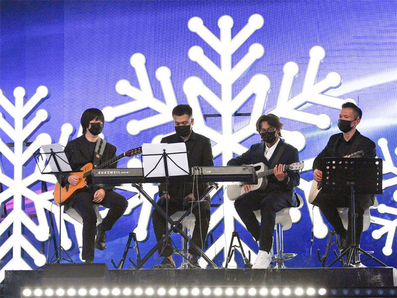 Eileen Gu et Su Yiming montrent leurs talents musicaux lors du Gala de la nuit de la glace et de la neige de Chine