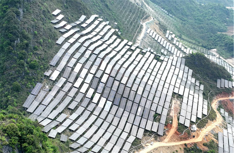 Guangxi : des panneaux photovoltaïques sur des collines arides contribuent à la revitalisation rurale