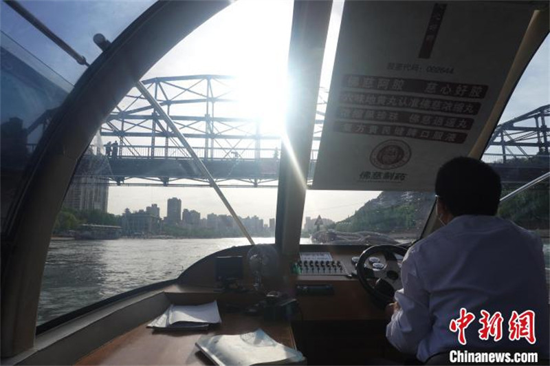 Lanzhou : des « bateau-bus » reprennent la navigation pour soulager les transports terrestres
