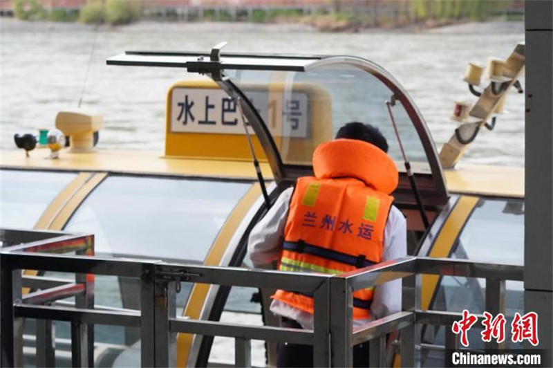 Lanzhou : des « bateau-bus » reprennent la navigation pour soulager les transports terrestres