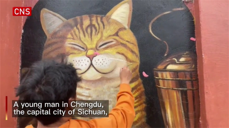 Un jeune homme de Chengdu peint une allée pour sa petite amie