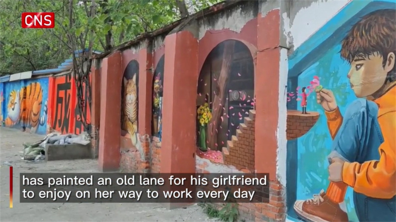 Un jeune homme de Chengdu peint une allée pour sa petite amie