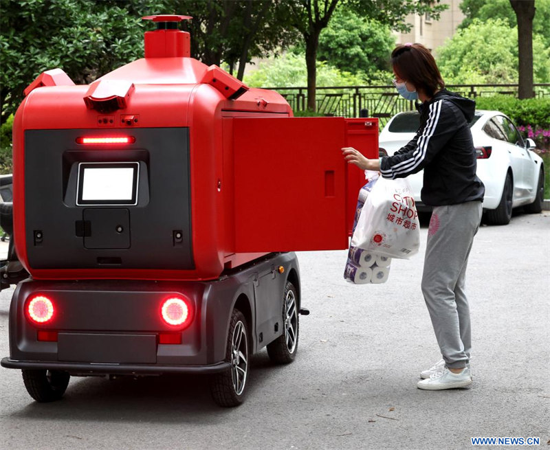Des véhicules de livraison sans pilote dans les quartiers résidentiels à Shanghai