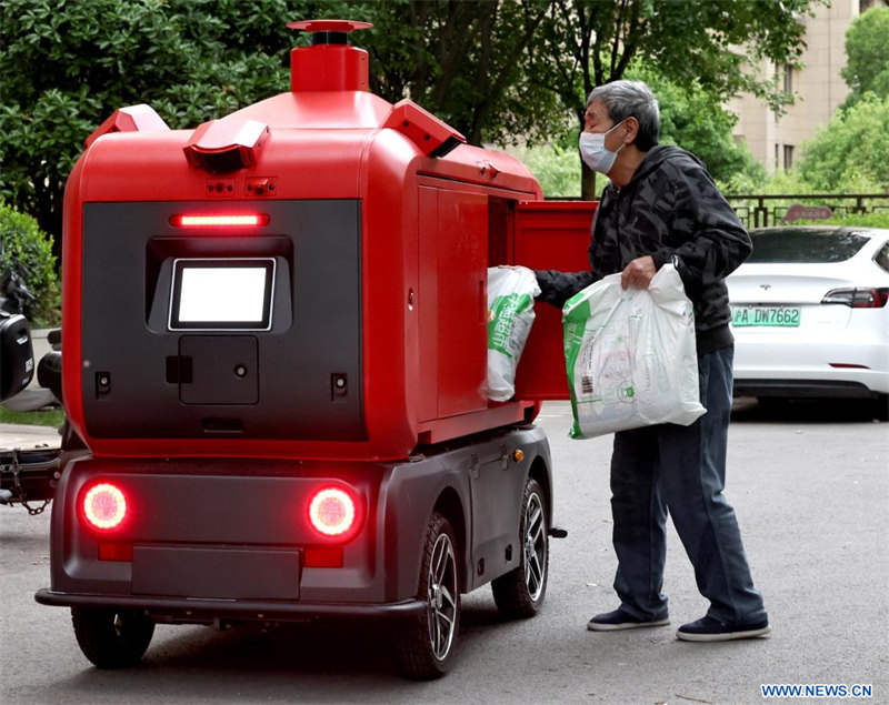 Des véhicules de livraison sans pilote dans les quartiers résidentiels à Shanghai