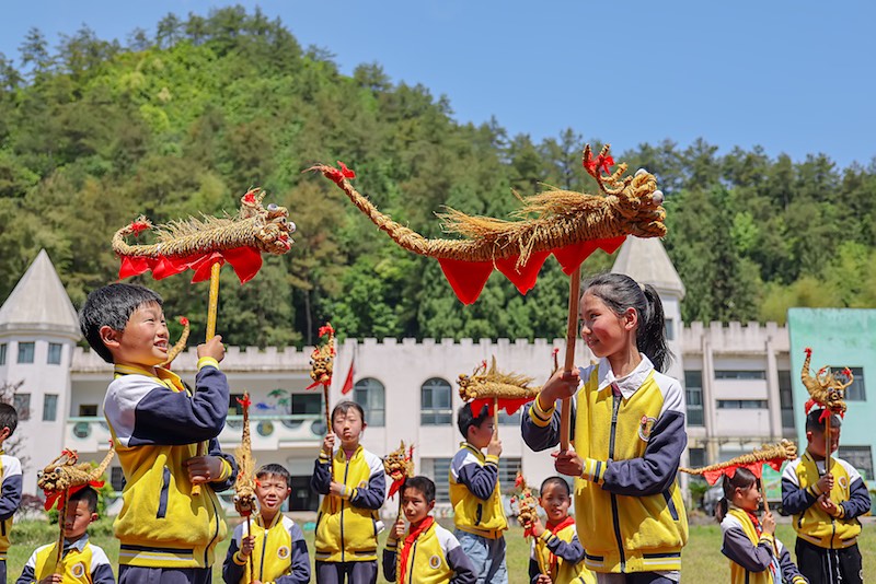 Zhejiang : des cours de patrimoine culturel immatériel favorise la politique de « Double Réduction » à Chun'an