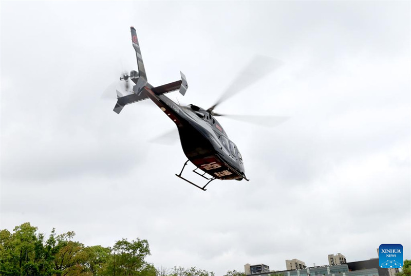 Une compagnie d'hélicoptères de Shanghai offre un service gratuit pour transporter des articles médicaux afin de contribuer à la lutte contre la COVID-19