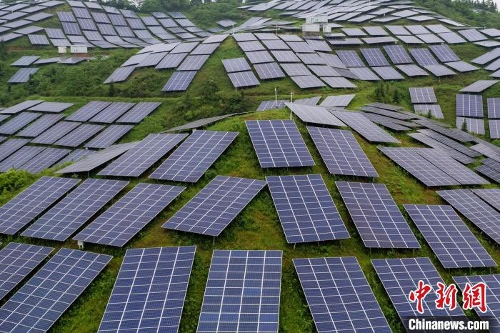 Jiangxi : la vue spectaculaire de panneaux photovoltaïques couvrant des collines rurales comme une armure