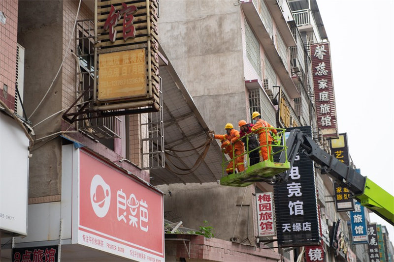 Chine : secours après l'effondrement d'un immeuble à Changsha