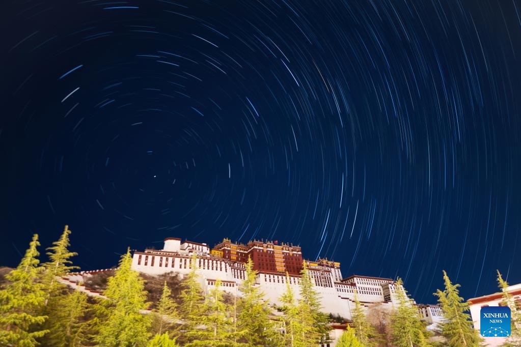 Tibet : les traînées d'étoiles au-dessus du Palais du Potala à Lhassa