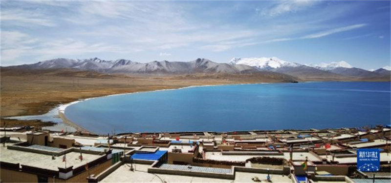 Le petit village tibétain dans les nuages