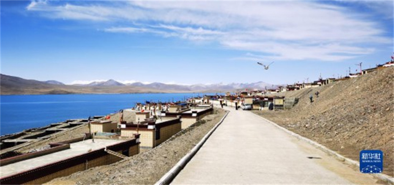 Le petit village tibétain dans les nuages