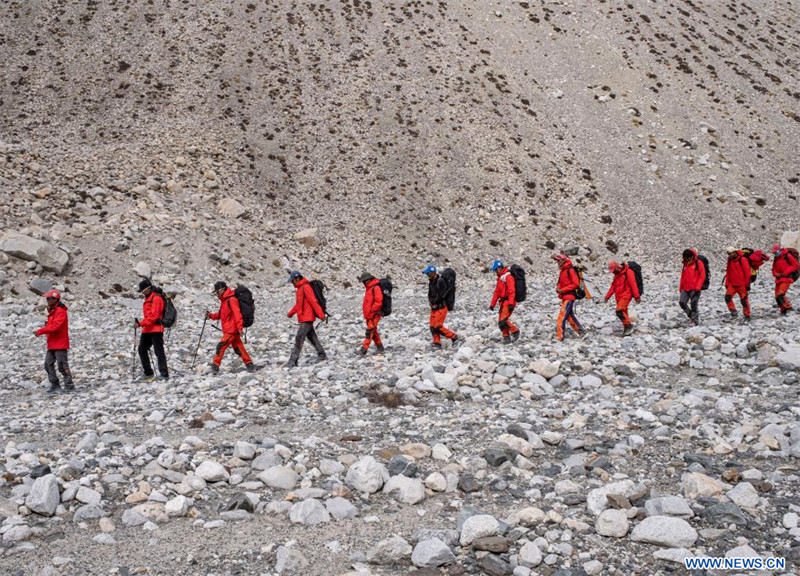 L'équipe d'expédition scientifique chinoise retourne en sécurité au camp de base du mont Qomolangma