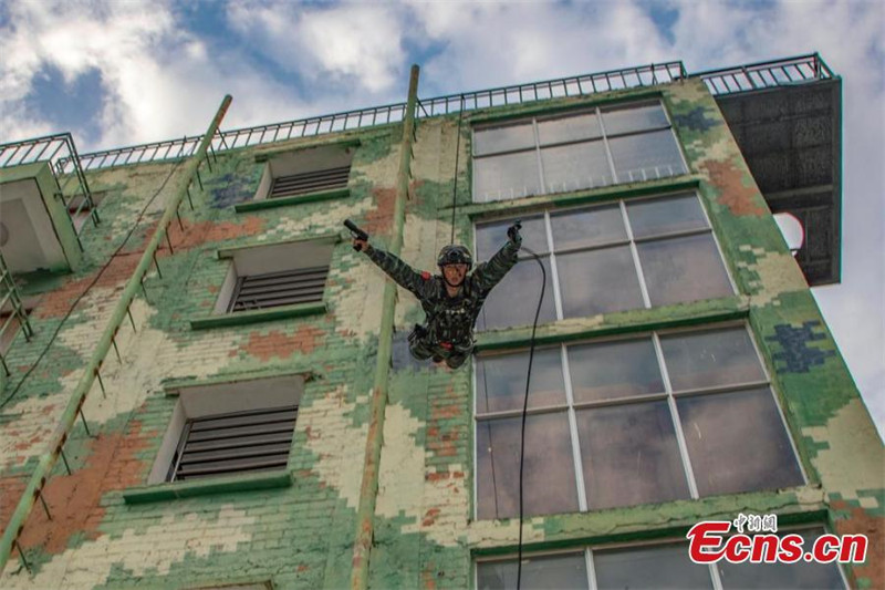 L'équipe spéciale de combat de la police armée chinoise suit un entraînement de haute intensité dans le Guangxi