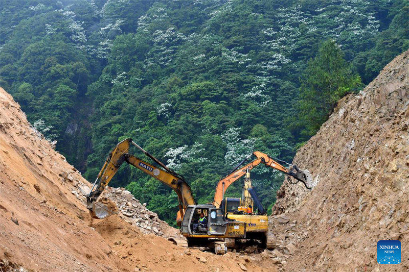 Une route goudronnée en construction à Gandong, dans le Guangxi