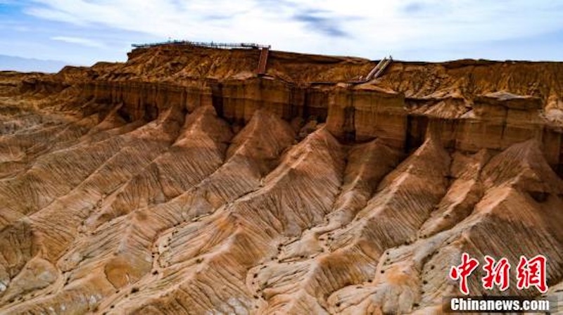 Qinghai : le paysage du relief de yardang de la région de la falaise rouge, « l'endroit le plus semblable à Mars en Chine » 