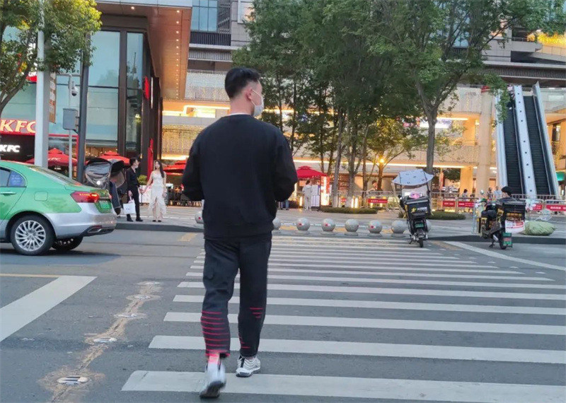Chengdu : en marchant sur un passage piéton, les jambes sont devenues « rouge vif »