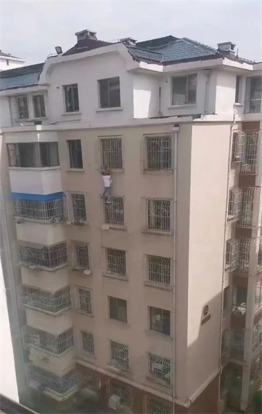 Shanxi : une petite fille coincée par le cou et suspendue dans le vide, un jeune homme grimpe à la façade du bâtiment au cinquième étage à mains nues