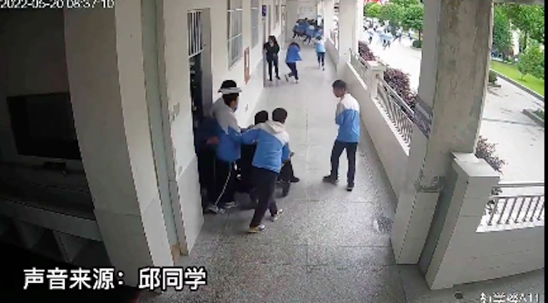 Sichuan : au moment du séisme, ils ont couru vers leurs camarades en fauteuil roulant...