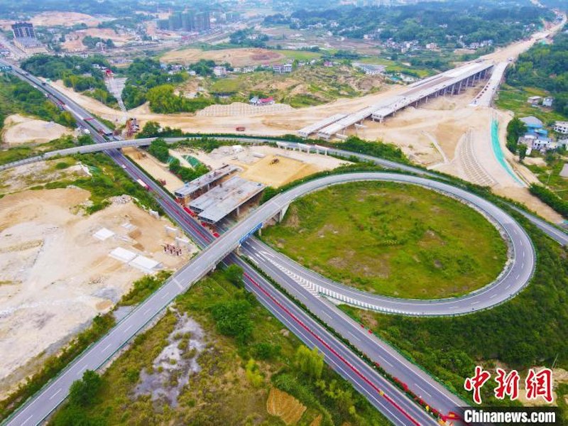 Chine : des autoroutes sinueuses se rencontrent dans les monts Dabie