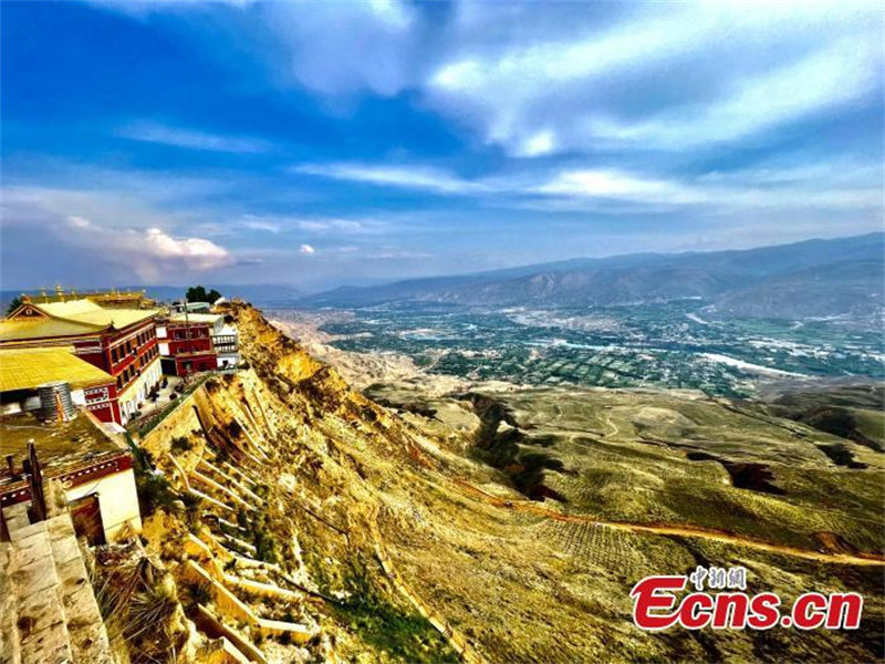 Une vue spectaculaire sur le monastère Xiaqiong, dans le Qinghai