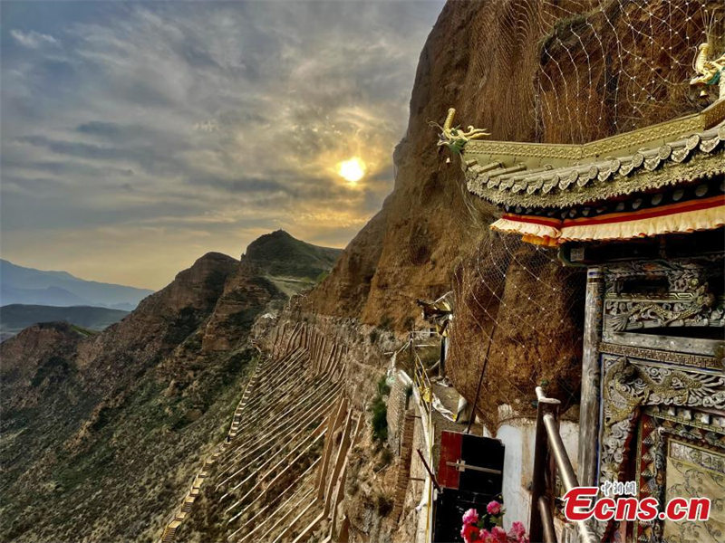 Une vue spectaculaire sur le monastère Xiaqiong, dans le Qinghai