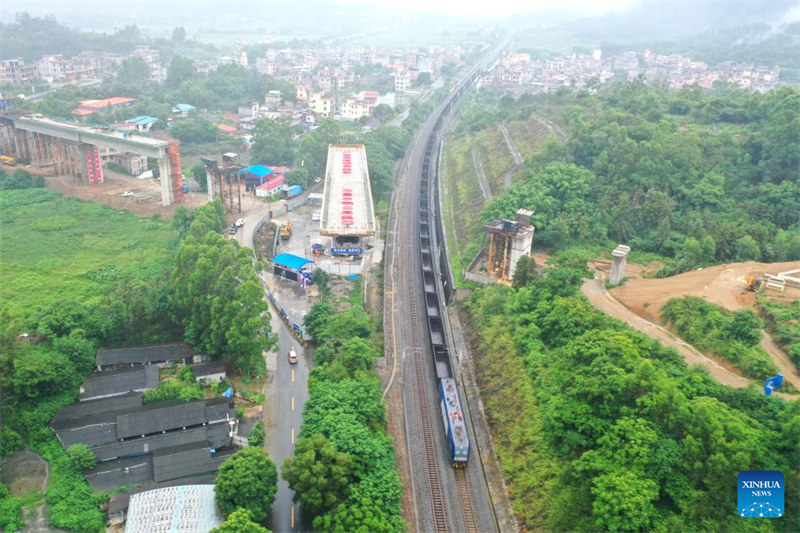La poutre d'un pont pivotant le long de la voie ferrée Nanning-Yulin a été tournée de 57 degrés